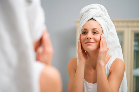 7 semne că pielea ta cere colagen (și cum îl poți oferi natural)