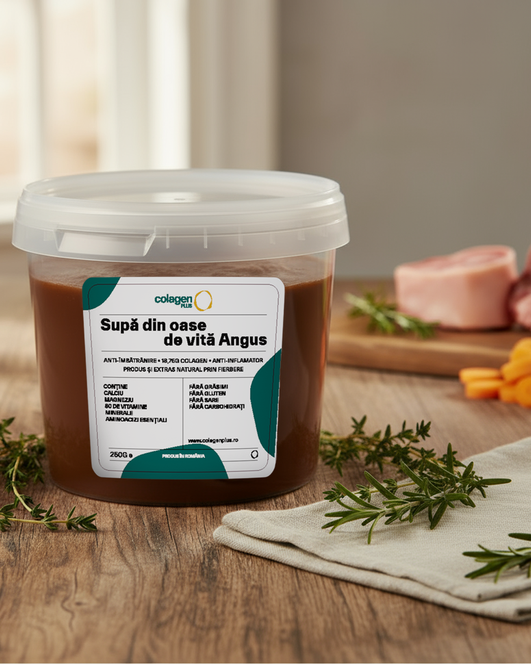 ColagenPlus — supă din oase de vită Angus, colagen bioactiv 100% natural, recipient cu capac pe blat de lemn, cu ierburi în prim-plan.