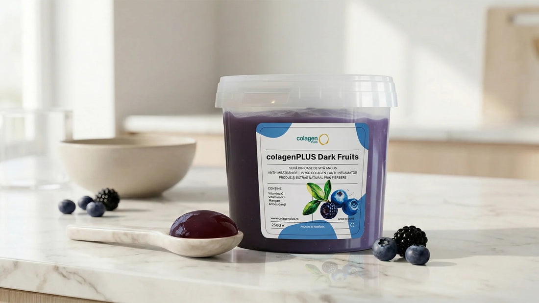 ColagenPlus Dark Fruits pe blat de bucătărie, lângă o lingură și fructe de pădure