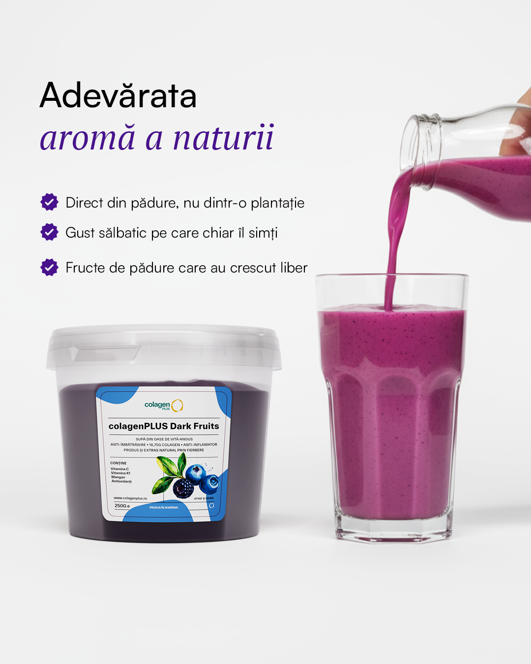 Recipient ColagenPlus Dark Fruits lângă pahar cu smoothie mov turnat din sticlă, pe fundal alb.