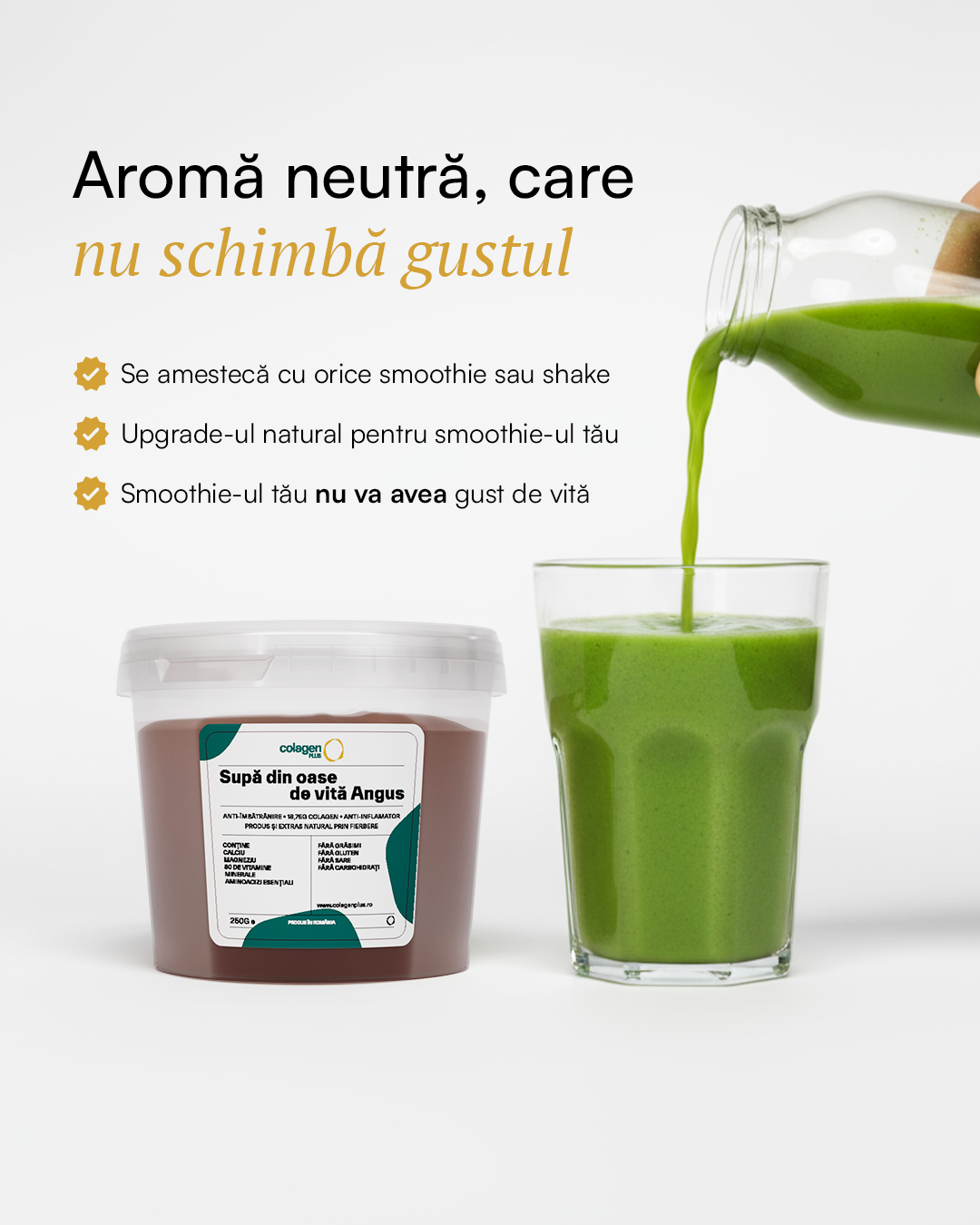 Recipient ColagenPlus din supă de oase Angus lângă pahar cu smoothie verde turnat din sticlă, pe fundal alb.