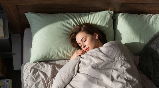 Femeie dormind liniștit în pat, imagine asociată cu somnul odihnitor și regenerarea nocturnă